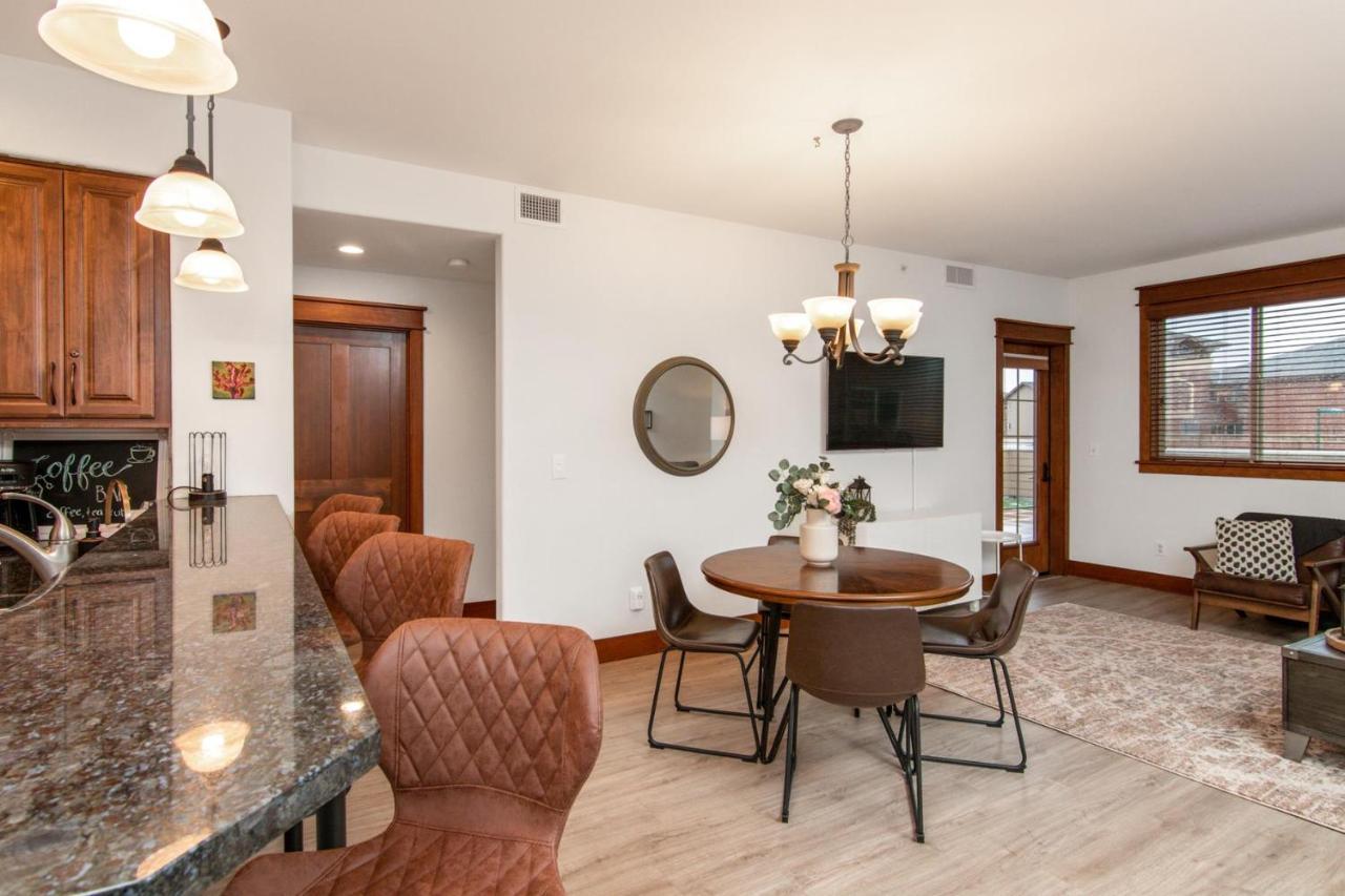 Modern Riverstone With Grand Deck - Steps To Shops, Restaurants, Trails And River Appartement *