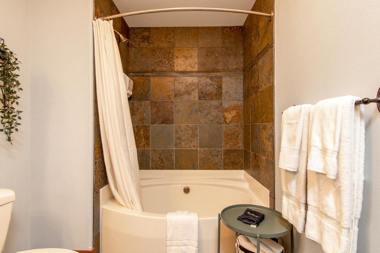 Modern Riverstone With Grand Deck - Steps To Shops, Restaurants, Trails And River * Coeur d'Alene