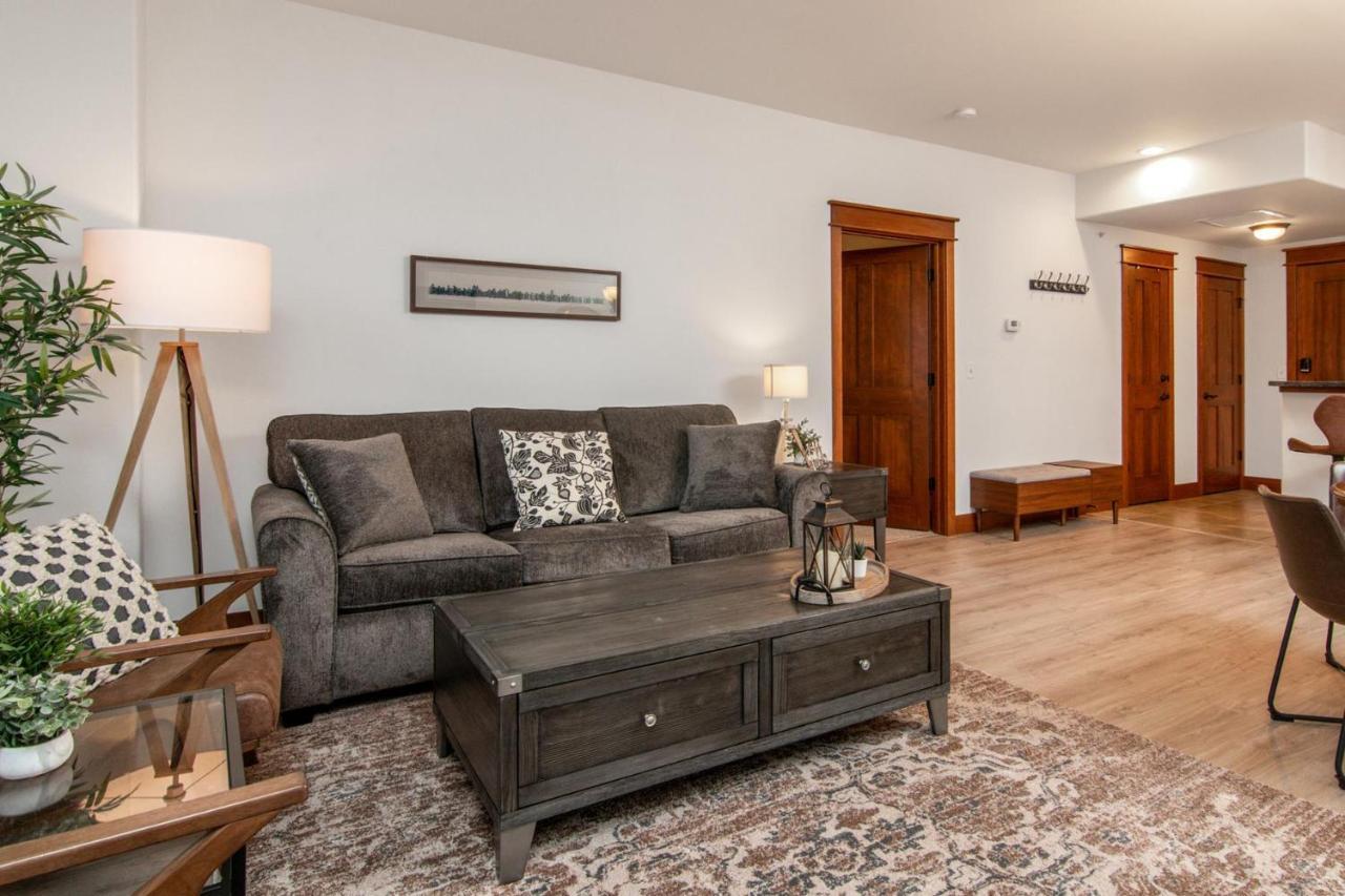 Modern Riverstone With Grand Deck - Steps To Shops, Restaurants, Trails And River Appartement