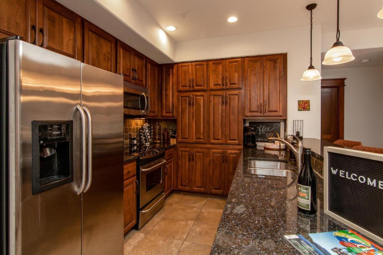 Modern Riverstone With Grand Deck - Steps To Shops, Restaurants, Trails And River *